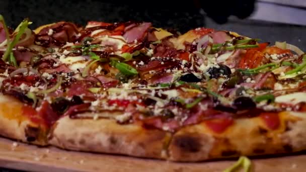Κλείστε για τα χέρια σας ποτιριάζοντας νόστιμη πίτσα με τυρί παρμεζάνα, ιταλική κουζίνα. Πλαίσιο. Τα χέρια του σεφ βάζουν τυρί σε φρεσκοψημένη σπιτική πίτσα. — Αρχείο Βίντεο