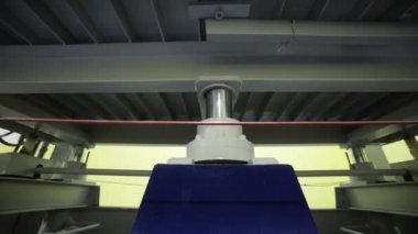 Endüstriyel işletmede hidrolik pres makinesi. Eylem. Ahşap işleme işletmede modern otomatik hidrolik pres makinesi