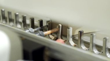 Ahşap panoları delmek için matkaplar ile makine yakın çekim. Eylem. Ahşap işleme sanayi işletmede ahşap bar sondaj için modern otomatik makine