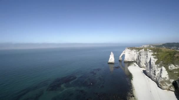 Magnificent white rocky beach and blue sea on horizon. Action. Top view of majestic white cliffs with blue sea at foot and clear sky on horizon in summer — Stock Video
