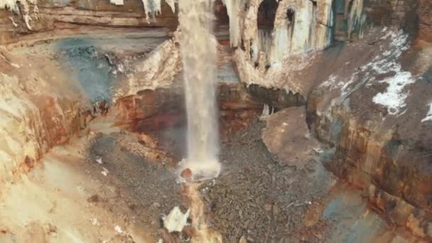 Aerial view of small and dirty mountain stream in the early spring and people playing guitars in a ravine. Stock. Spring trip — Stock Video