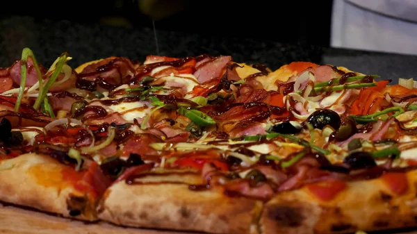 Hautnah für Hände, die köstliche Pizza mit Parmesan bestreuen, italienisches Essenskonzept. Rahmen. Chef gibt Käse auf frisch gebackene hausgemachte Pizza. — Stockfoto