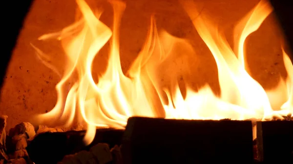 Nahaufnahme für das Verbrennen Feuer in altmodischen Ofen zum Backen von Lebensmitteln. Rahmen. traditioneller Ofen, brennende Hölzer und Flammen im Kamin. — Stockfoto