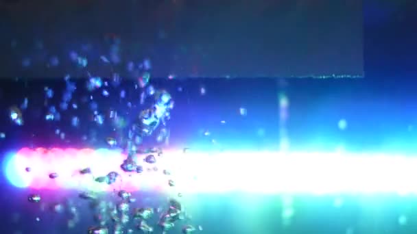 Close-up voor water in het aquarium met prachtige beweging van bubbels. Frame. Zijaanzicht van glazen tank vol water met de blauwe gloeiende lamp op de achtergrond. — Stockvideo