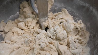Gıda işlemi yapmak için yakın, fabrikada hamur karıştırma. Stok görüntüleri. Fırında yoğurma makinesi, pasta hazırlama ekipmanları.