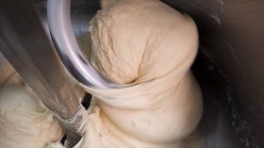 Fabrikadaki un karıştırma makinesini kullanarak ekmek yapma işlemi için kapatıyoruz. Stok görüntüleri. Üretimde profesyonel yoğurucu makinesiyle hamur hazırlama.