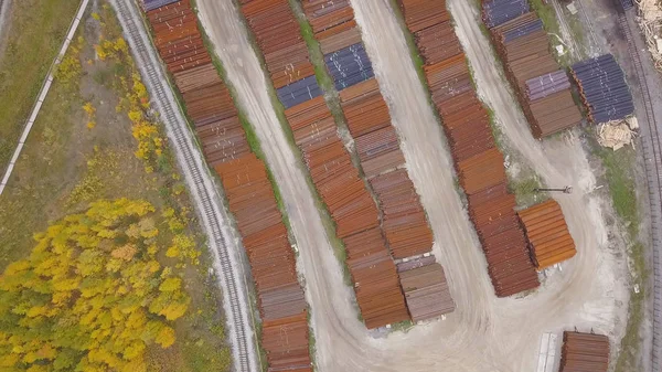 Bovenaanzicht van het industriegebied in de buurt van het gele woud, herfst natuur. Clip. Luchtfoto van magazijnen en de weg in de buurt van Industrial Zone. — Stockfoto
