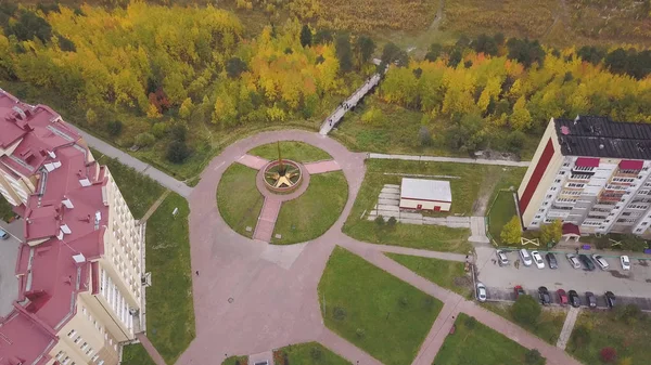 Sarı ağaçlar, sonbaharda doğa ile park yakınındaki kırsal modern evlerin havadan üst görünümü. Klip. Ormana yakın çok katlı binaların güzel manzara. — Stok fotoğraf