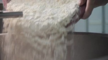 Fırındaki demir kaseye konulan beyaz un için yakın, ekmek ürünleri konsepti. Stok görüntüleri. Plastik kaseden düşen beyaz un.