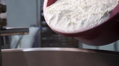 Fırındaki demir kaseye konulan beyaz un için yakın, ekmek ürünleri konsepti. Stok görüntüleri. Plastik kaseden düşen beyaz un.