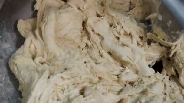 Fermer pour pétrir la pâte dans un mélangeur électrique automatique à l'usine, concept de préparation des aliments. Images d'archives. Gros plan pour le travail des équipements de boulangerie .