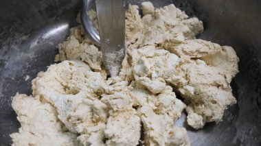 Gıda işlemi yapmak için yakın, fabrikada hamur karıştırma. Stok görüntüleri. Fırında yoğurma makinesi, pasta hazırlama ekipmanları.