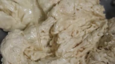 Elektrikli mikser ve tohum yağı metal fıçı içine konuyor hamur için kapatın. Stok görüntüleri. Fabrikada pasta ve sıvı yağ karıştırma işlemi.