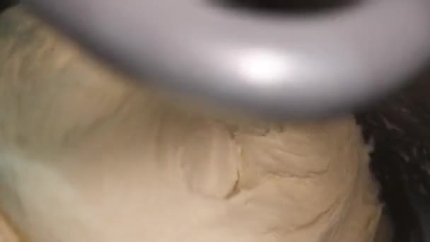 Close-up voor deeg kneden op een broodbakkerij productiefabriek. Stock footage. Brood mixer in bakkerij, deeg mengen voor stokbroden in een bakkerij machine. — Stockvideo