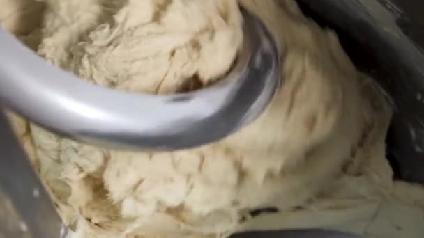 Proceso de preparación de pasteles de pan mediante el uso de la máquina mezcladora de harina en la fábrica. Imágenes de archivo. Primer plano para la masa cruda que se amasa en la fabricación, concepto de alimentos . — Vídeo de stock