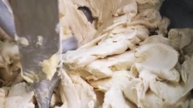 Hamur fırın mutfakta veya üretim de profesyonel bir yoğurmuş makinede karıştırma. Stok görüntüleri. Yavaş çekimde hamur yapımı