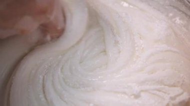 Fırıncılar ın yakın çekim el büyük bir kapta pasta için yumurta krema karıştırma. Stok görüntüleri. Kek pişirme
