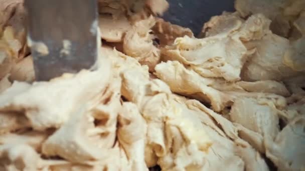 Miscelazione di pasta in una macchina impastatrice professionale in cucina di panetteria o all'atto della fabbricazione. Filmati delle scorte. Produzione di pasta al rallentatore — Video Stock