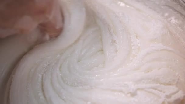 Close-up de padeiros mão misturando creme de ovo para pastelaria em uma tigela grande. Imagens de stock. Cozimento de bolo — Vídeo de Stock