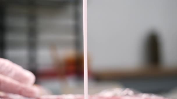 Close-up de creme de ovo branco para pastelaria que flui em uma tigela em uma cozinha ou padaria. Imagens de stock. Cozimento de bolo — Vídeo de Stock
