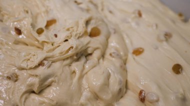 Metal kase, besleyici gıda kavramı kuru üzüm ile karışık pasta için kapatın. Stok görüntüleri. Börek veya ekmek için çiğ hamur arka plan.