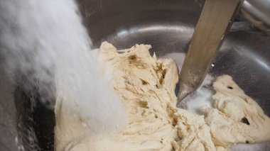 Çiğ hamur ve şeker in karıştırma için makine için kapatın fıçı içine konuyor. Stok görüntüleri. Fırında hamur yoğurma, şekerleme konsepti.