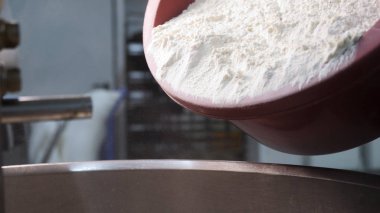 Fırındaki demir kaseye konulan beyaz un için yakın, ekmek ürünleri konsepti. Stok görüntüleri. Plastik kaseden düşen beyaz un.