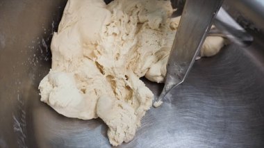 Fabrikada elektrikli otomatik mikser, gıda hazırlama konsepti yoğuran hamur için yakın. Stok görüntüleri. Çalışan fırın ekipmanları için yakın çekim.