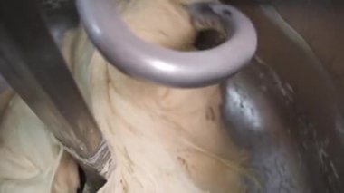 Fabrikadaki un karıştırma makinesini kullanarak ekmek yapma işlemi için kapatıyoruz. Stok görüntüleri. Üretimde profesyonel yoğurucu makinesiyle hamur hazırlama.