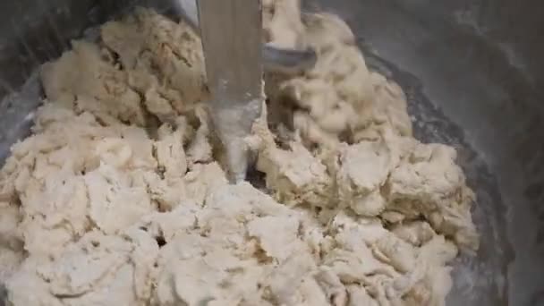 Gıda işlemi yapmak için yakın, fabrikada hamur karıştırma. Stok görüntüleri. Fırında yoğurma makinesi, pasta hazırlama ekipmanları. — Stok video