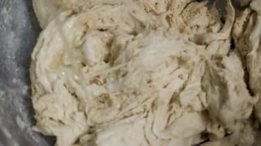 Elektrikli mikser ve tohum yağı metal fıçı içine konuyor hamur için kapatın. Stok görüntüleri. Fabrikada pasta ve sıvı yağ karıştırma işlemi.