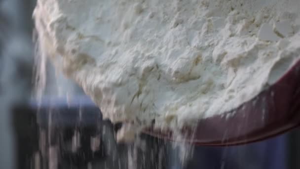 Despejar farinha do recipiente de plástico para a cuba de metal, conceito de preparação de alimentos. Imagens de stock. Feche para colocar farinha branca na tigela de metal . — Vídeo de Stock