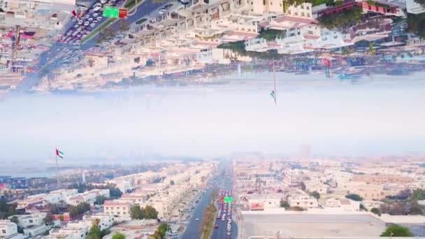 Città moderna con effetto specchio. Filmati delle scorte. Animazione astratta con effetto di realtà parallela di metropoli riflessa. Vista dall'alto della città panorama specchiato dall'alto come mondi paralleli — Video Stock