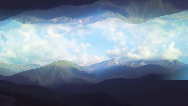 Panorama des montagnes avec effet miroir. Fusillade. Belle vue de dessus des vallées vertes de montagnes sur fond bleu ciel nuageux avec effet miroir du monde inversé — Video