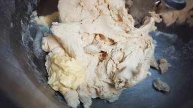 Fırının mutfağındaki ya da imalatındaki profesyonel bir yoğurucu makinesinde pişirilen hamur işleri için yakın çekim. Stok görüntüleri. Hamur yapma süreci