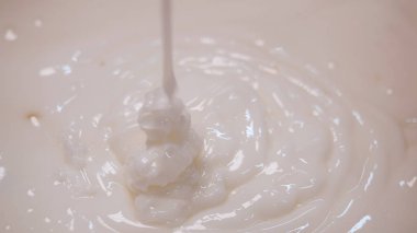 Bir mutfak veya fırında bir kase içine akan pasta için beyaz yumurta krem yakın çekim. Stok görüntüleri. Kek pişirme