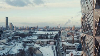 Yeni modern binada cam pencerelerin inanılmaz geometrik şekillerinin yakından görünümü. Eylem. Kentsel manzara, Ekaterinburg, Urals, Rusya
