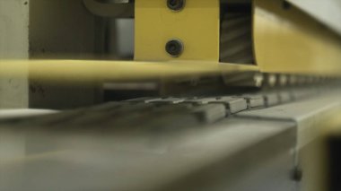 Fabrika veya endüstriyel bitkinin çalışma odasında sarı frezeleme makinesinin yakın çekim. Eylem. Ağaç işleme endüstrisi