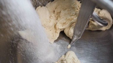 Çiğ hamur ve şeker in karıştırma için makine için kapatın fıçı içine konuyor. Stok görüntüleri. Fırında hamur yoğurma, şekerleme konsepti.