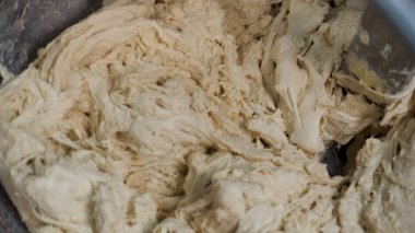 Elektrikli mikser ve tohum yağı metal fıçı içine konuyor hamur için kapatın. Stok görüntüleri. Fabrikada pasta ve sıvı yağ karıştırma işlemi.