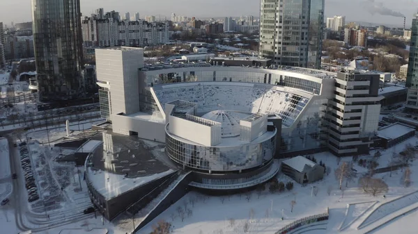 Vue aérienne de bâtiments en verre modernes futuristes dans le centre-ville par temps ensoleillé d'hiver. L'action. Paysage urbain — Photo