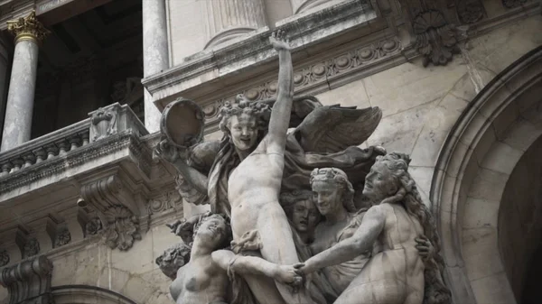 Vue rapprochée des reliefs sculpturaux humains sur le mur de l'ancienne cathédrale près de l'arca. L'action. Bâtiments historiques — Photo