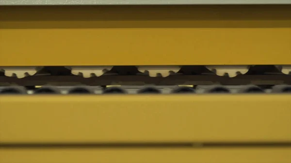 Primer plano de los mecanismos móviles de la fresadora amarilla en una sala de trabajo de fábrica o planta industrial. Acción. Industria maderera —  Fotos de Stock