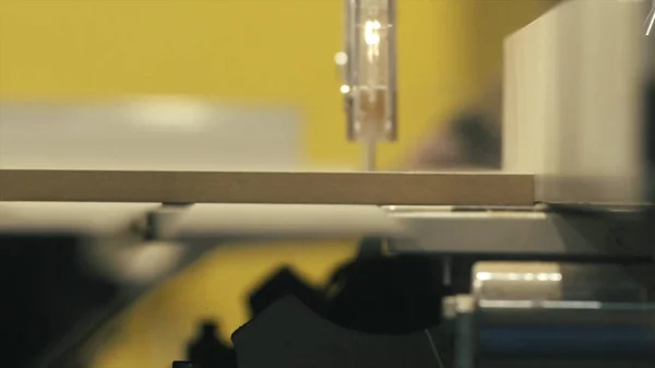 Close-up van CNC freesmachine terwijl carving een houten timmerhout in een werkkamer van de fabriek of industriële installatie. Actie. Houtbewerkingsindustrie — Stockfoto