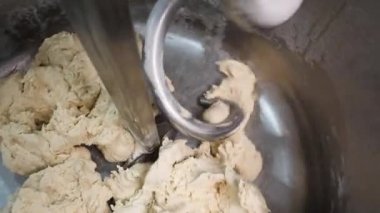 Bir endüstriyel fırın hamur karıştırıcı, gıda kavramı ham hamur için kapatın. Stok görüntüleri. Ekmek hamurunu karıştırmak için ticari fırında kullanılan büyük stand makinesinin üst görünümü.