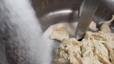 Çiğ hamur ve şeker in karıştırma için makine için kapatın fıçı içine konuyor. Stok görüntüleri. Fırında hamur yoğurma, şekerleme konsepti.