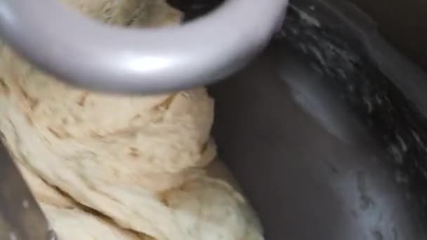 Processus de préparation de la pâte à pain en utilisant une machine à mélanger la farine à l'usine. Images d'archives. Gros plan pour pétrir la pâte crue lors de la fabrication, concept alimentaire . — Video