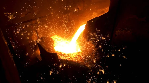 Versamento di metallo liquido nel laboratorio a focolare aperto dell'impianto metallurgico. Filmati delle scorte. Fusione del metallo nella fonderia dell'acciaieria . — Foto Stock