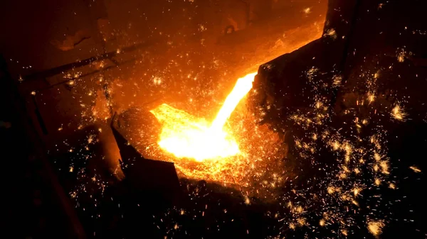 Verter de metal líquido em oficina de lareira aberta da planta metalúrgica. Imagens de stock. Fundição do metal na fundição em siderurgia . — Fotografia de Stock