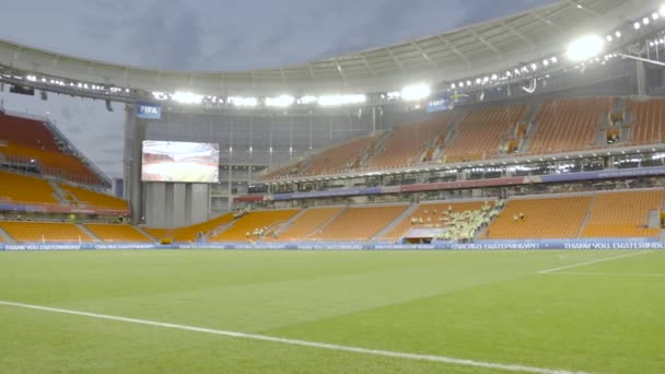 Ekaterinburg, Rusko-15. června 2018: uvnitř otevřeného fotbalového stadionu s lidmi. Akce. Velký sportovní stadion s lidmi, kteří chodí kolem, připravují se před fotbalovým šampionem — Stock video